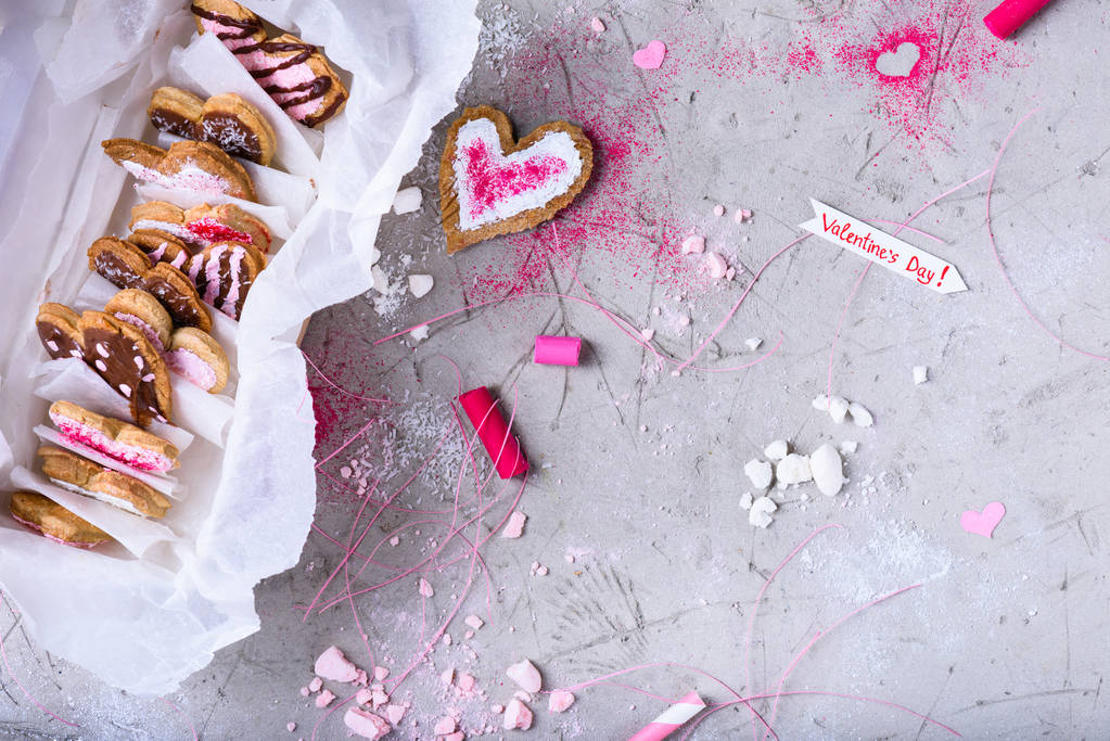 vista superior da coleção de cookies valentine em forma de coração na superfície cinza
 - Foto, Imagem