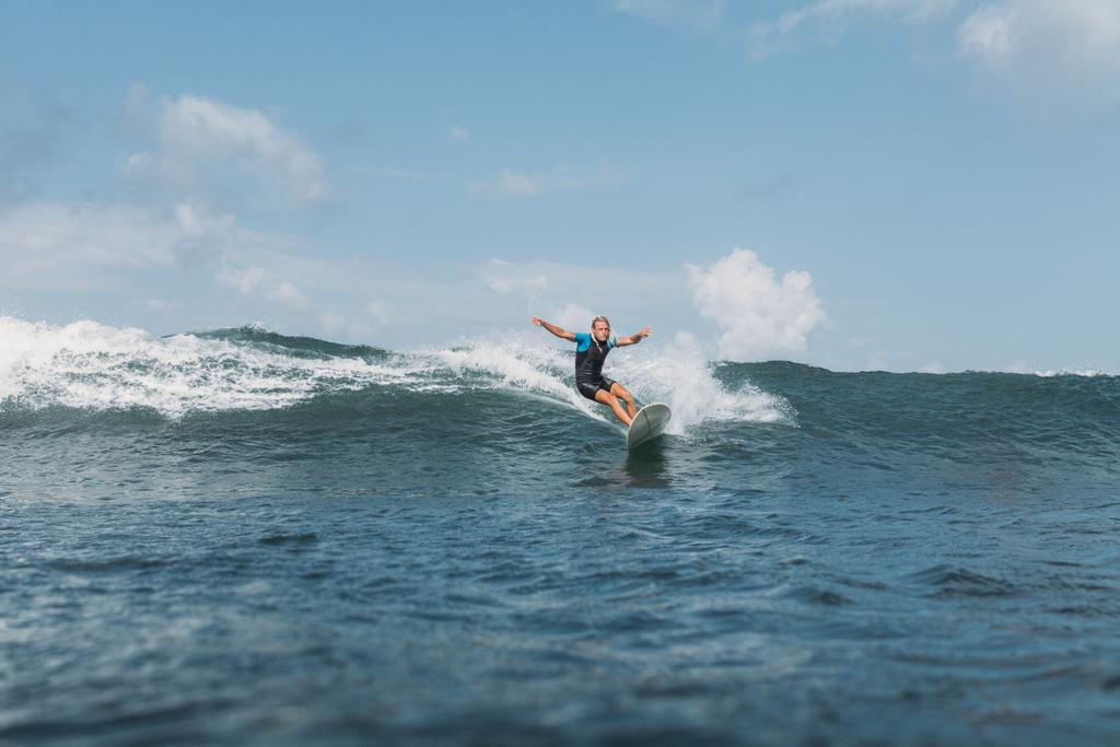 αρσενικό surfer ιππασίας κύμα για surf σκάφους στον ωκεανό  - Φωτογραφία, εικόνα