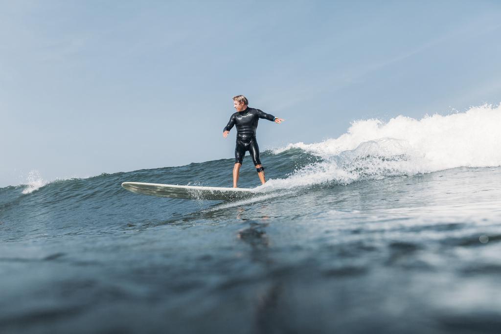 surfeur s'amuser et monter vague sur planche de surf dans l'océan
  - Photo, image