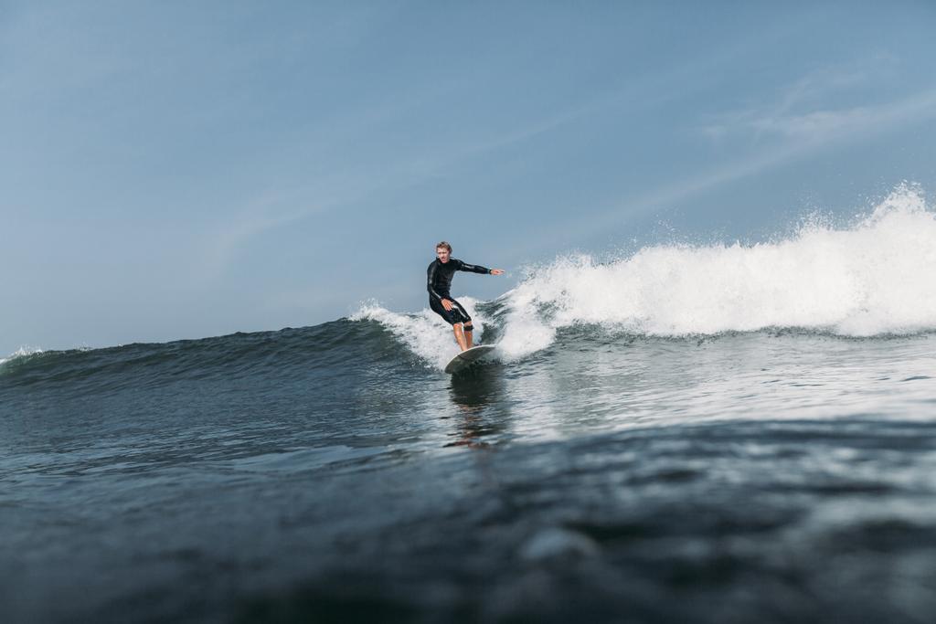 surfař s zábavné a vlna surfování na surfovací prkno v oceánu  - Fotografie, Obrázek