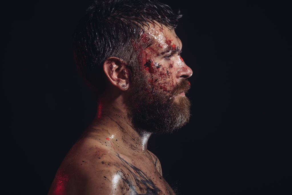 Hombre con barba ensangrentada en perfil facial brutal
 - Foto, imagen