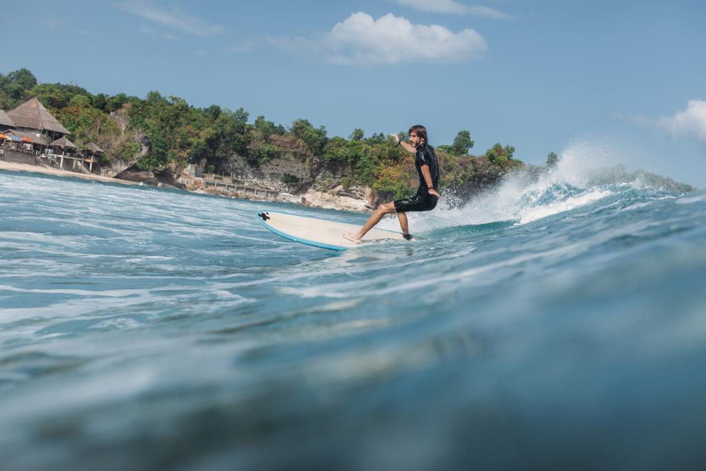 vlna na koni mužské surfař na surfovací prkno v oceánu  - Fotografie, Obrázek