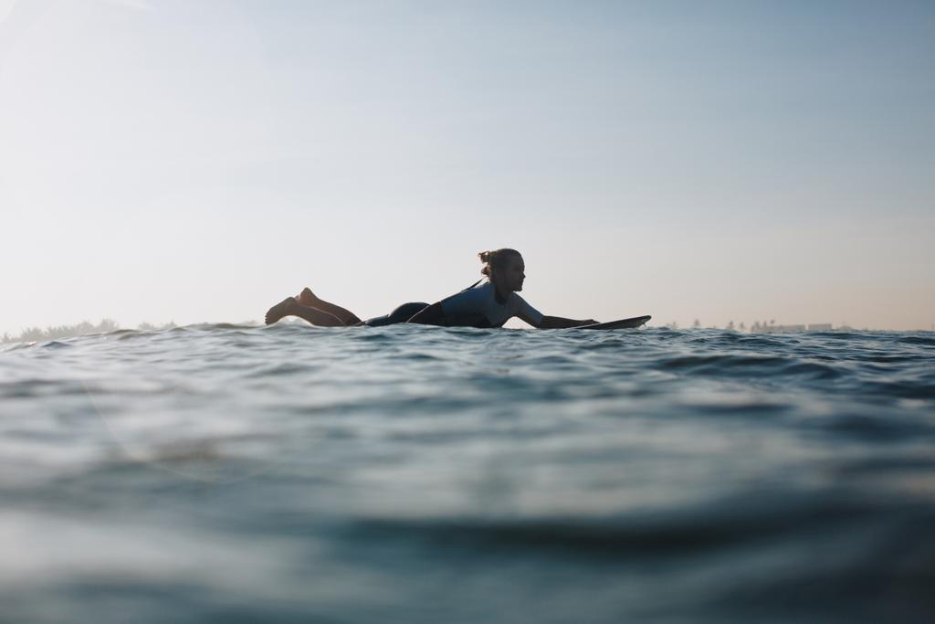 sziluettjét nő feküdt a surf fórumon az óceán - Fotó, kép