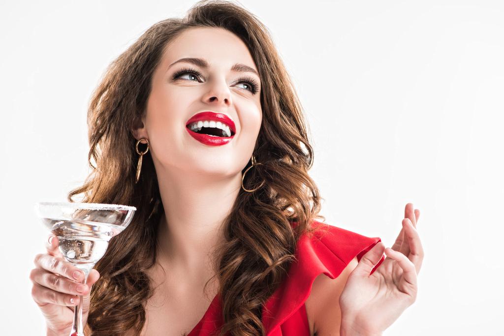 riéndose hermosa mujer sosteniendo vaso de cóctel aislado en blanco
 - Foto, imagen