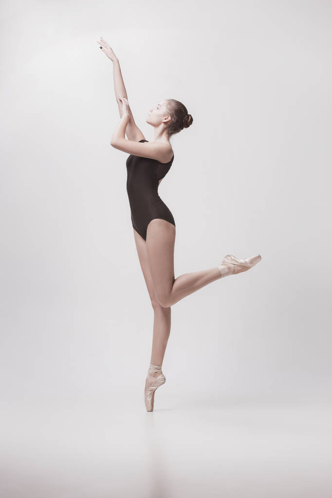 Jeune danseuse classique isolée sur fond blanc
. - Photo, image