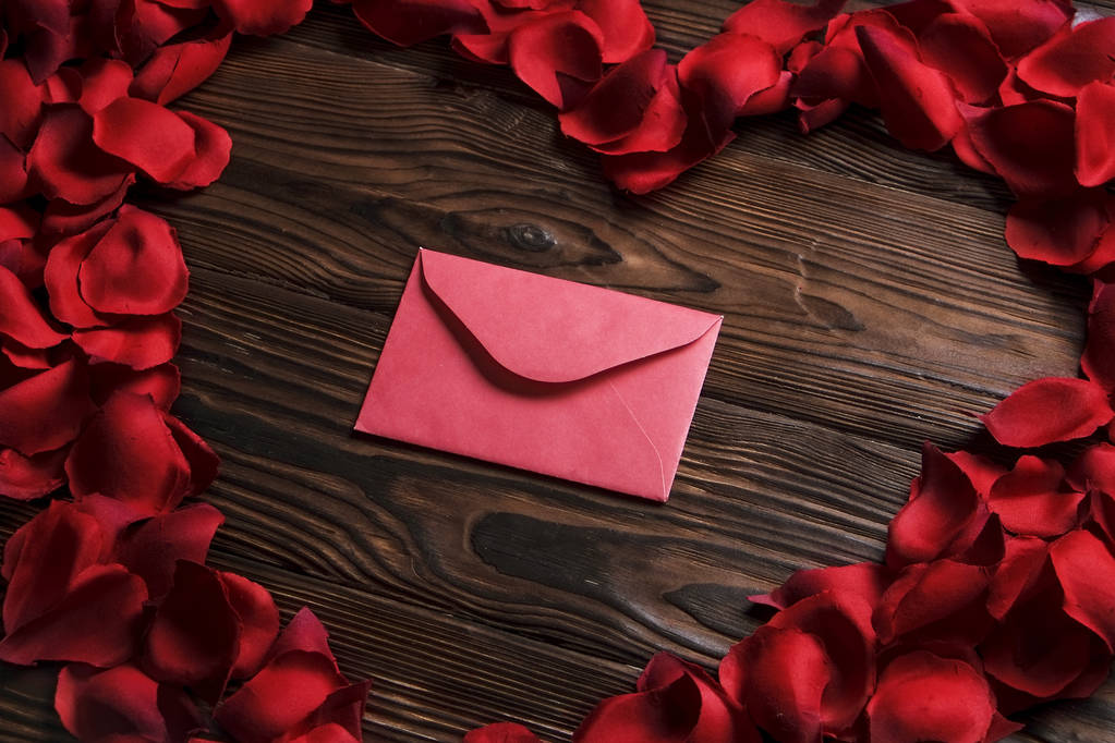 Bellissimi petali di rosa rosso vivo su sfondo di legno. Felice giorno di San Valentino oliday concetto di vendita
. - Foto, immagini