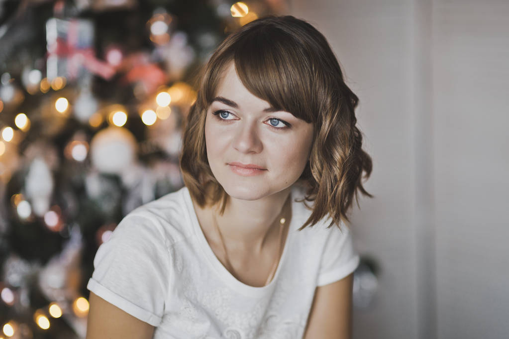 Портрет красивої дівчини в білій футболці на Різдво
 - Фото, зображення