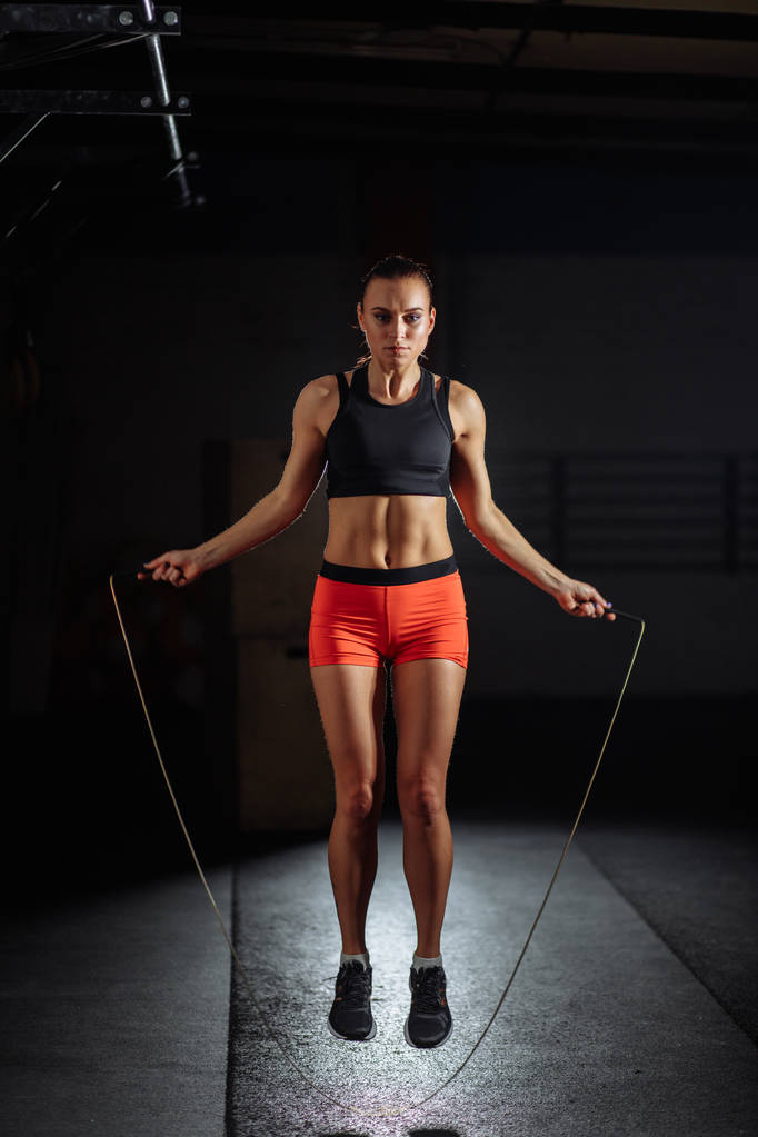 mujer Ejercicios con saltar o saltar la cuerda en el gimnasio
 - Foto, Imagen