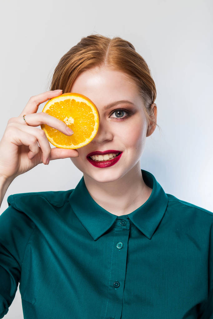 Radostné mladá žena držící šťavnaté pomeranče před jejíma očima. Zdravé stravovací koncept. Strava. - Fotografie, Obrázek