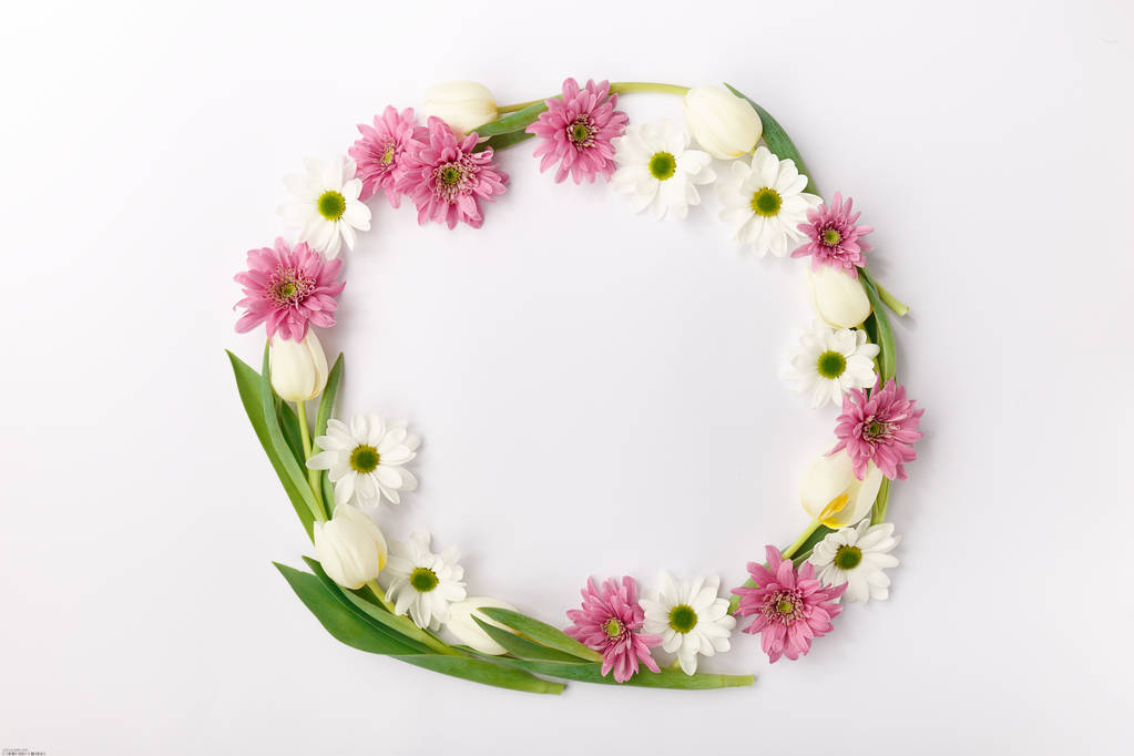 Composition verte avec des fleurs blanches et roses
 - Photo, image