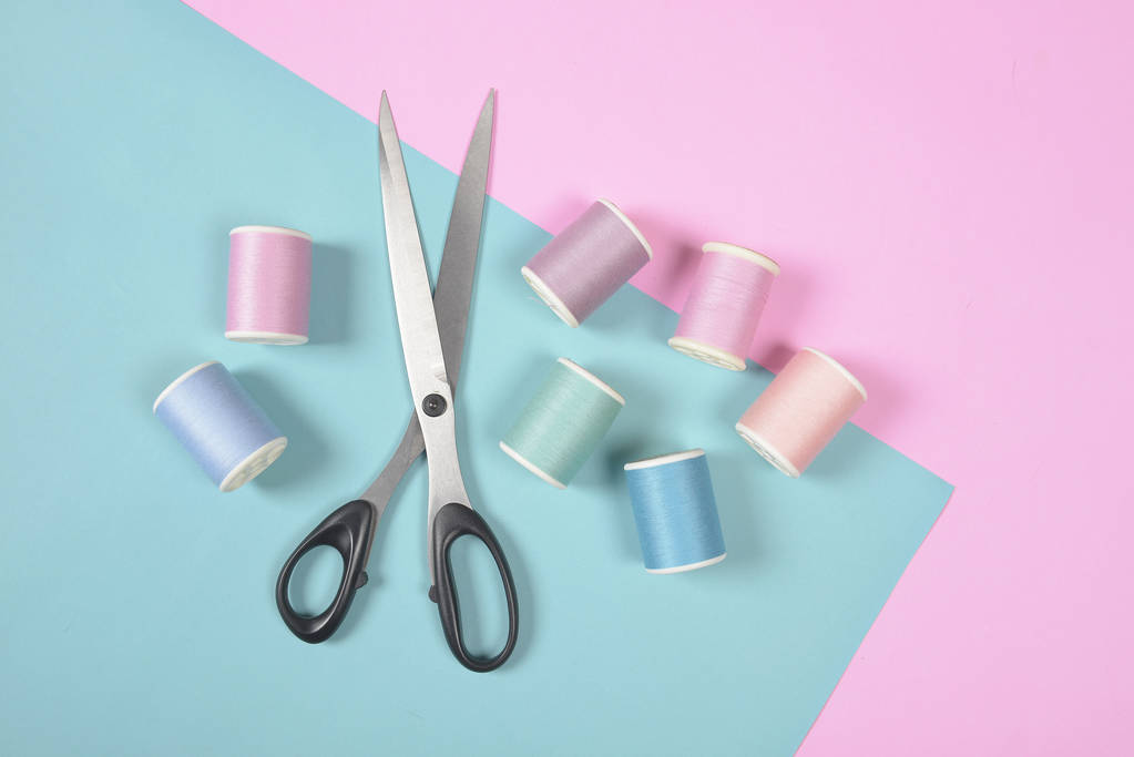Плоская укладка цветных ниток и ножниц для шитья на двух
  - Фото, изображение