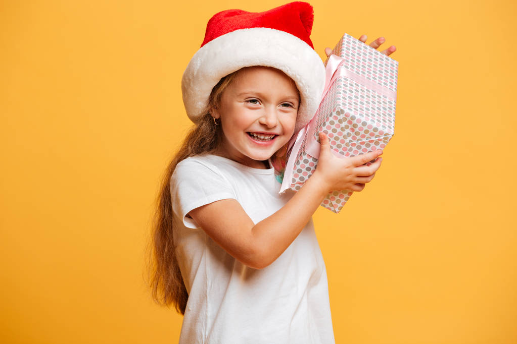 Nevető lány visel karácsonyi santa kalap - Fotó, kép