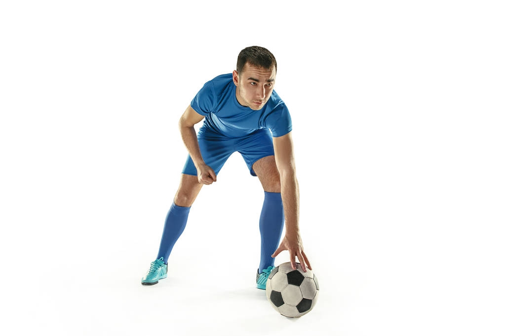Jugador de fútbol profesional con pelota aislada fondo blanco
 - Foto, imagen