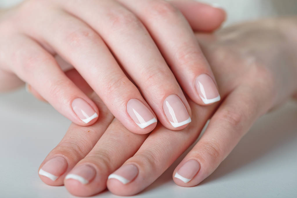 Mão manicure francesa
 - Foto, Imagem