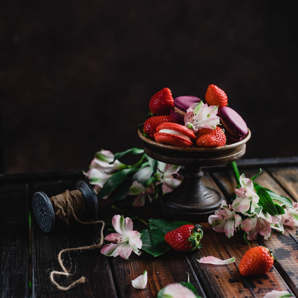миска з цукерками макарони і полуниця на дерев'яному столі з квітами
 - Фото, зображення