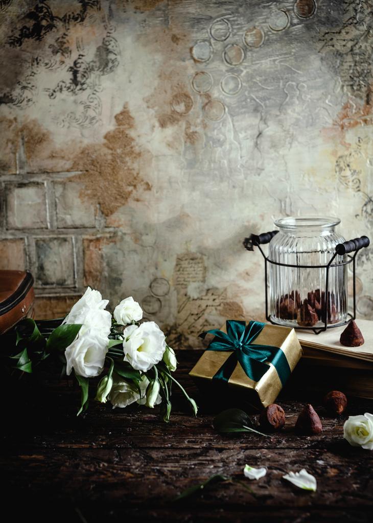 EUSTOMA λουλουδιών, δώρων και γυάλινο βάζο με καραμέλες από σοκολάτα για την ημέρα του Αγίου Βαλεντίνου - Φωτογραφία, εικόνα