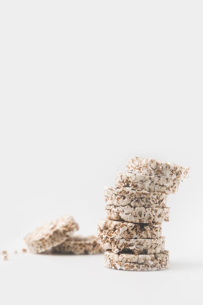 стопка хрустящих рисовых пирогов на белом столе
 - Фото, изображение