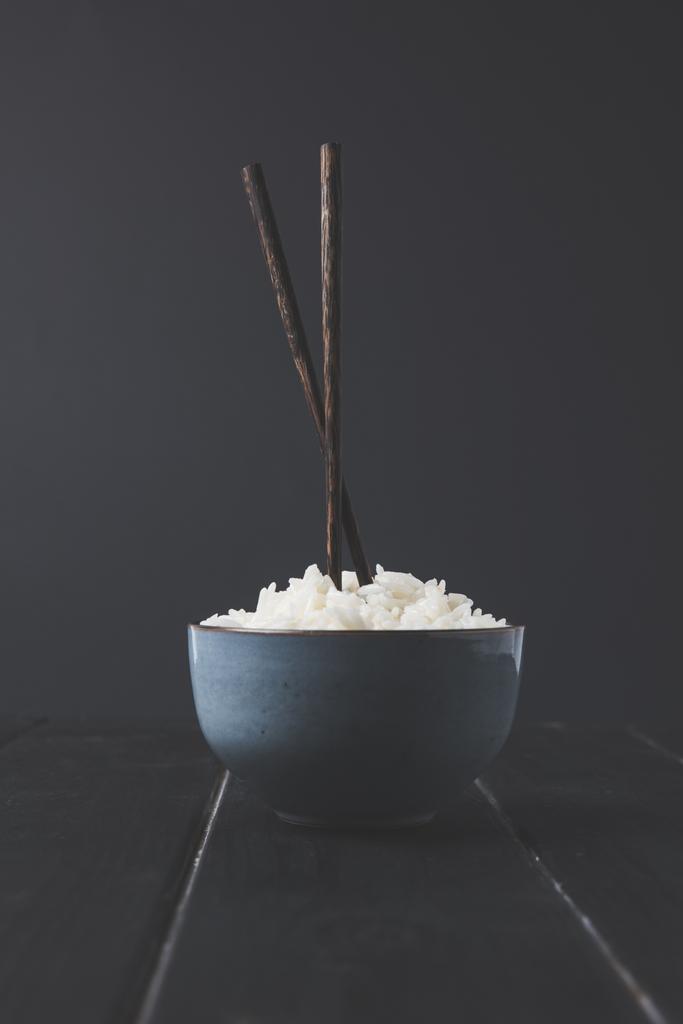 a frissen főtt rizs, fekete tábla pálcika tál - Fotó, kép