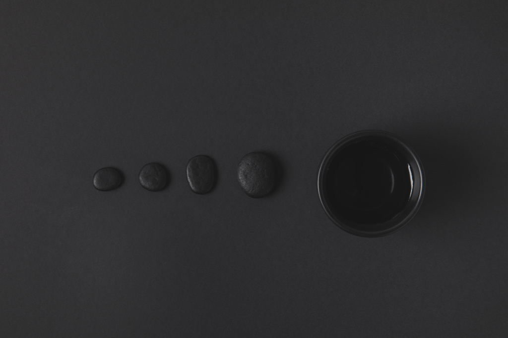 vista superior da xícara de chá chinês e seixos na superfície preta
 - Foto, Imagem