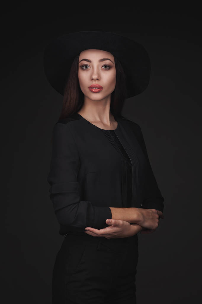 retrato de una mujer de lujo en un sombrero
. - Foto, imagen