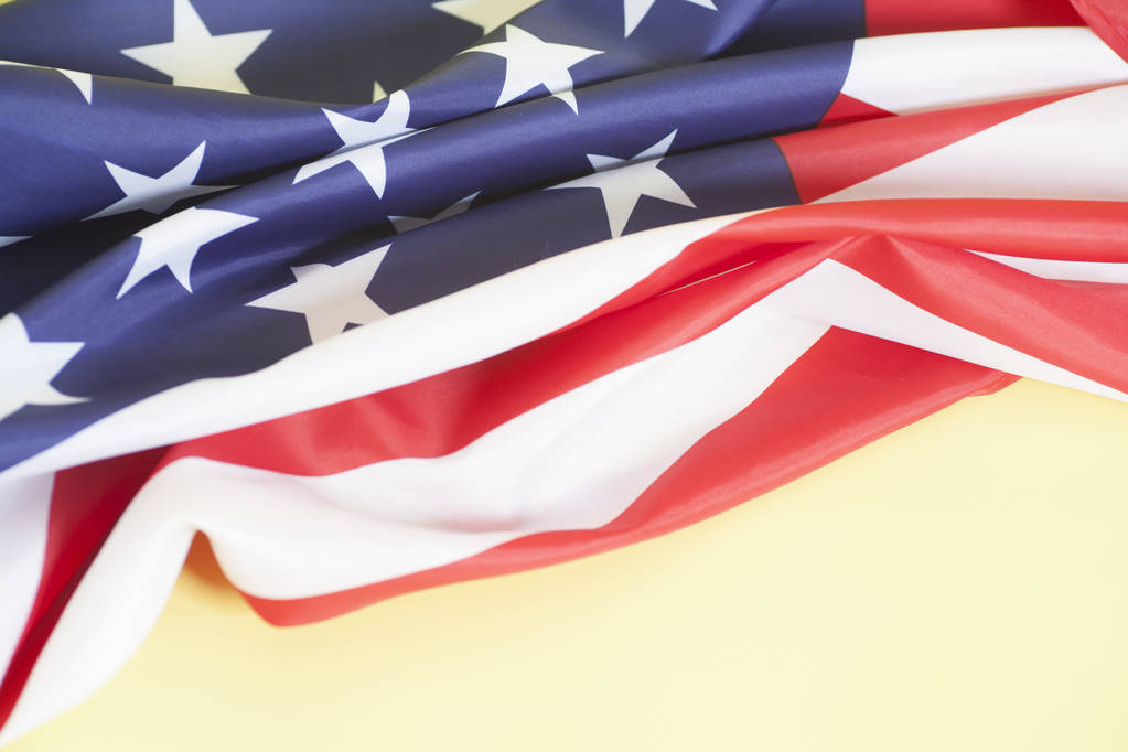 Κοντινό πλάνο της αμερικανικής σημαίας σε κίτρινο φόντο - Φωτογραφία, εικόνα
