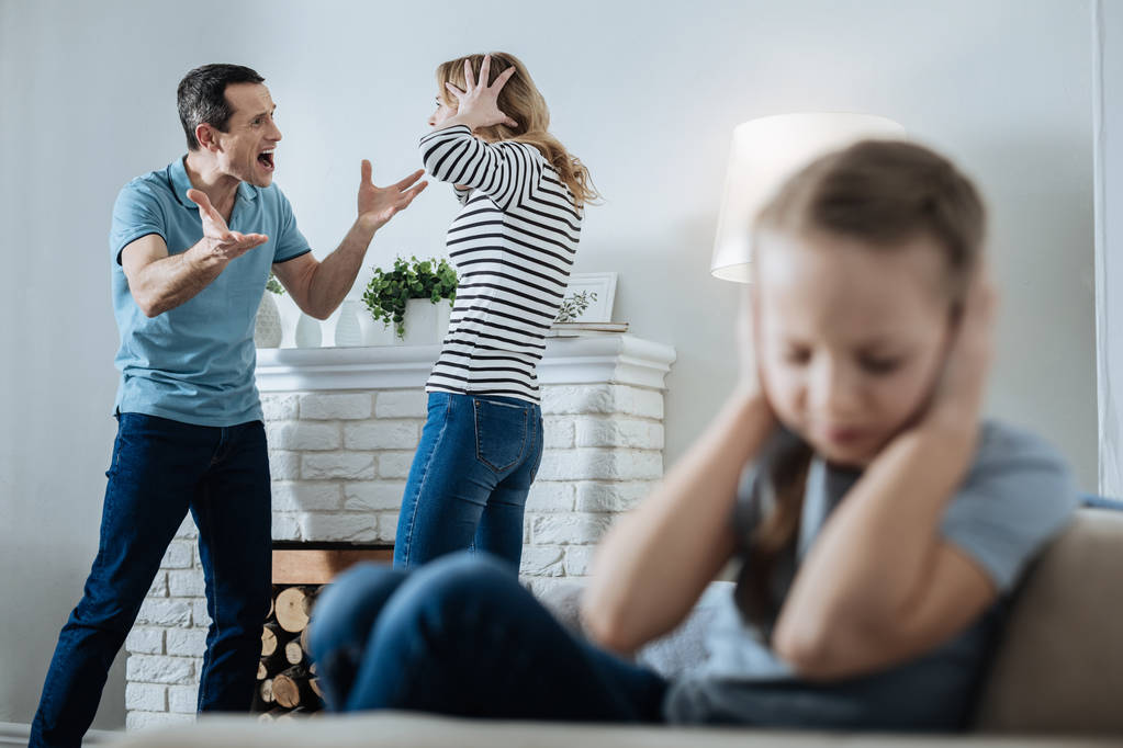 Vihaiset vanhemmat huutavat toisilleen:
 - Valokuva, kuva