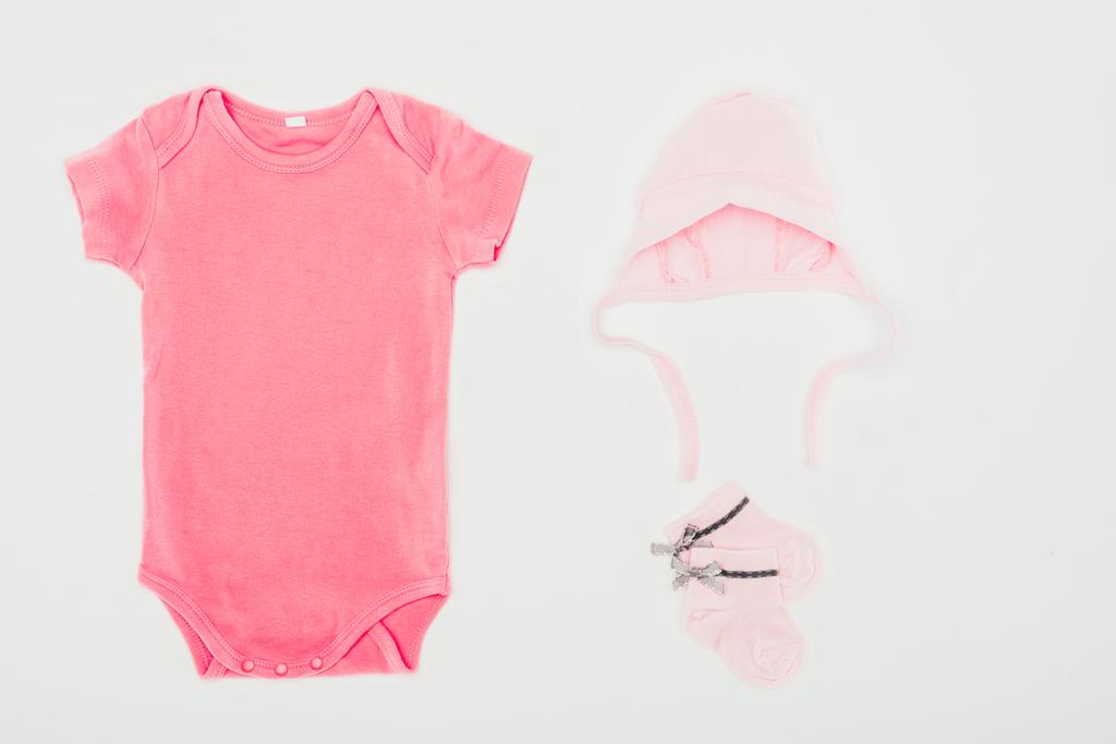 pembe bebek giysileri üzerinde beyaz izole Üstten Görünüm - Fotoğraf, Görsel