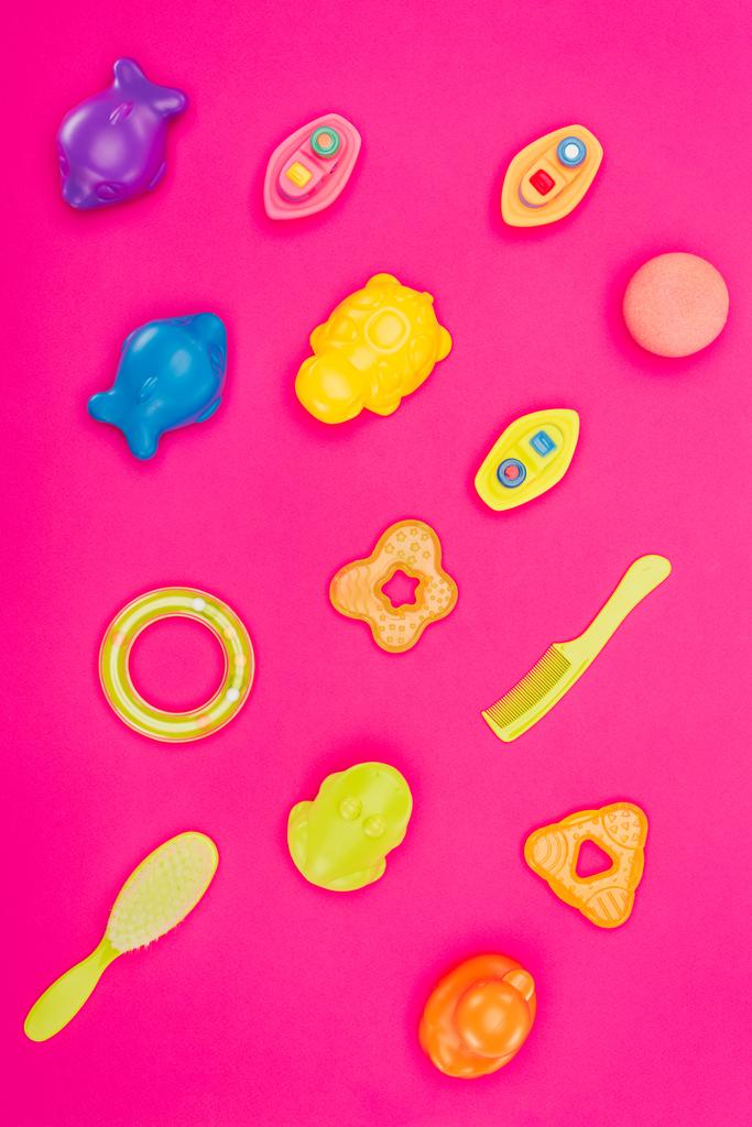 coleção de brinquedos de bebê e acessórios isolados em rosa
 - Foto, Imagem