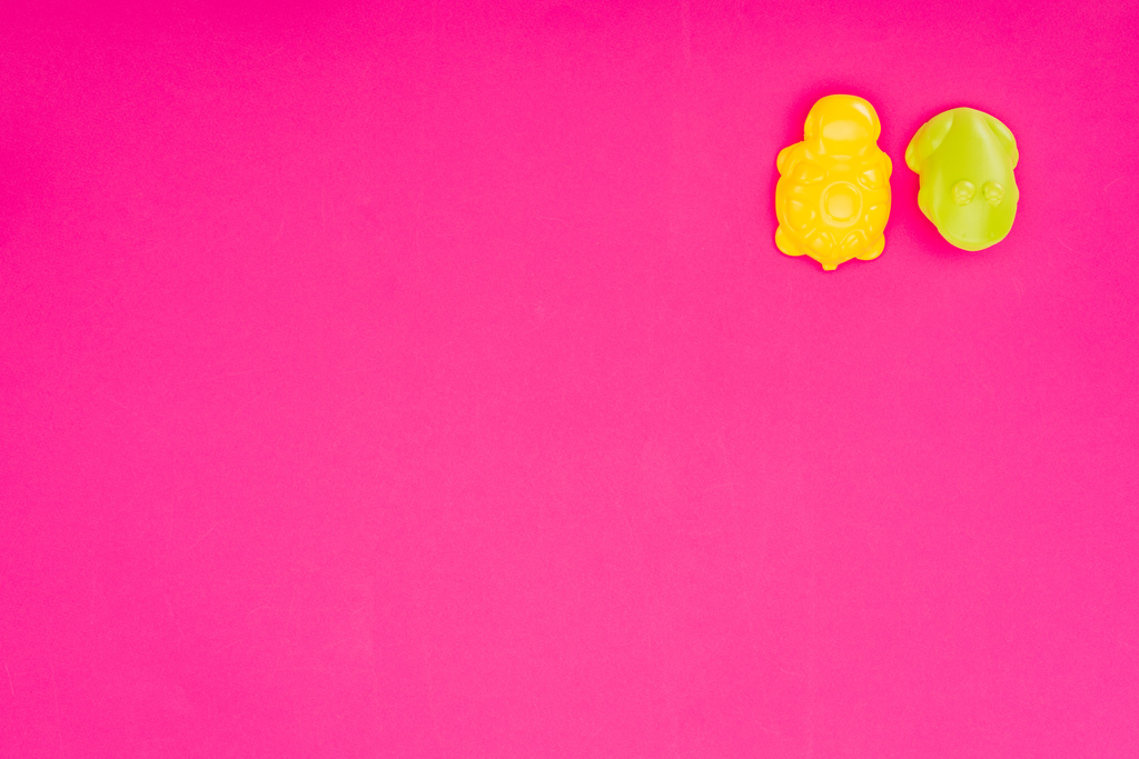 Ansicht von Babyspielzeug isoliert auf rosa - Foto, Bild