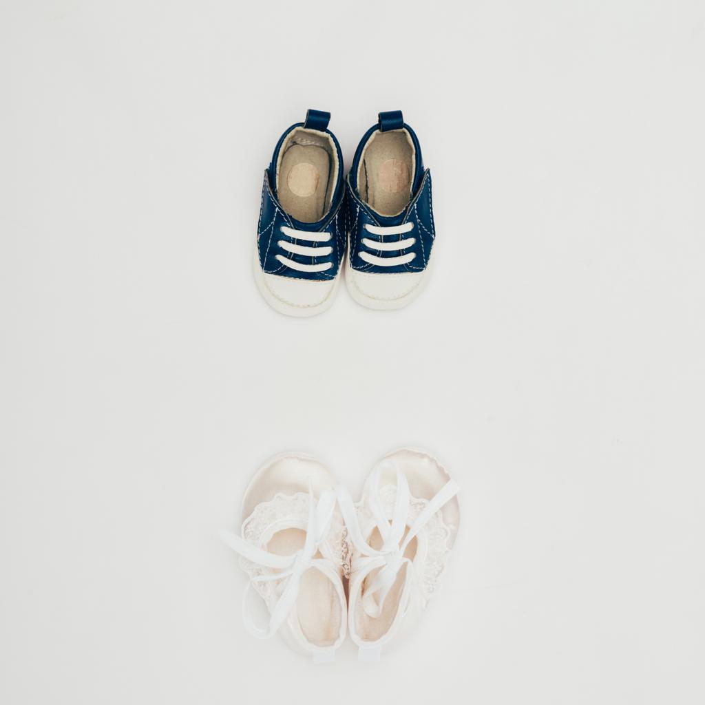ylhäältä näkymä kaksi paria vauvan kengät eristetty valkoinen
 - Valokuva, kuva