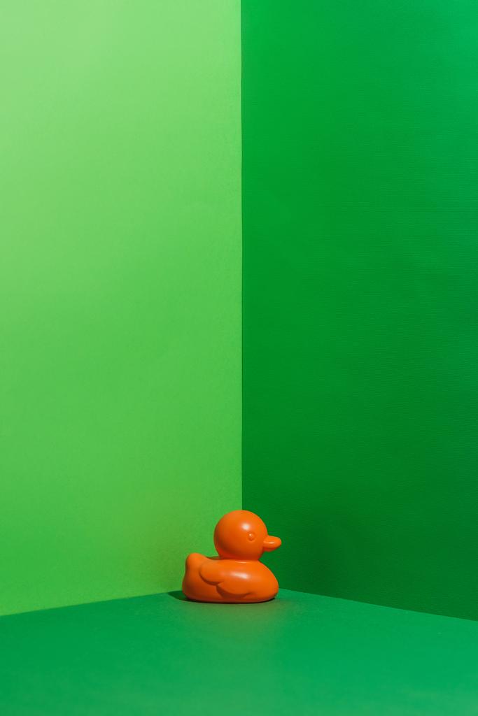 brinquedo de pato de borracha laranja crianças no verde
 - Foto, Imagem