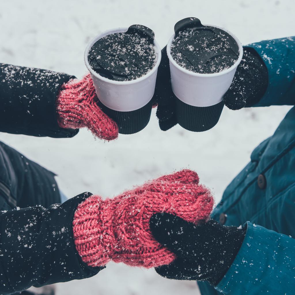 частковий вид пари з гарячими напоями тримає руки на вулиці взимку
 - Фото, зображення