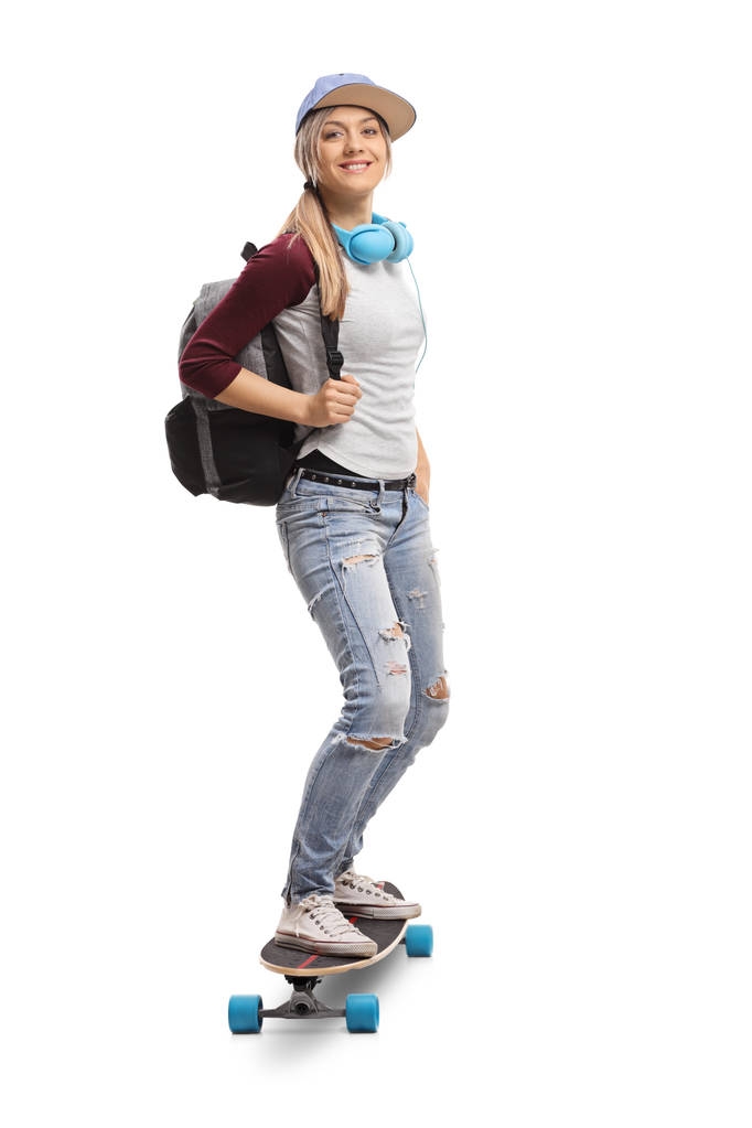 Patinadora femenina con mochila montada en longboard
 - Foto, Imagen