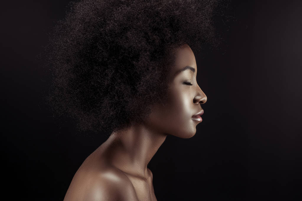  Profil atrakcyjne african american kobieta na czarnym tle - Zdjęcie, obraz
