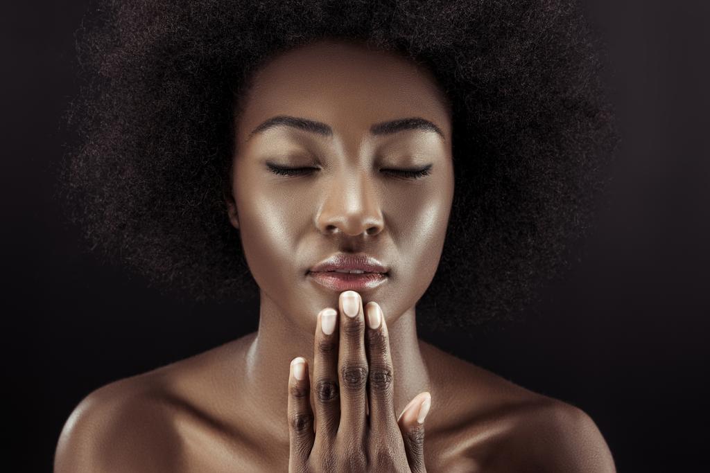siyah izole kapalı gözlerle güzel Afrikalı-Amerikalı kadın - Fotoğraf, Görsel
