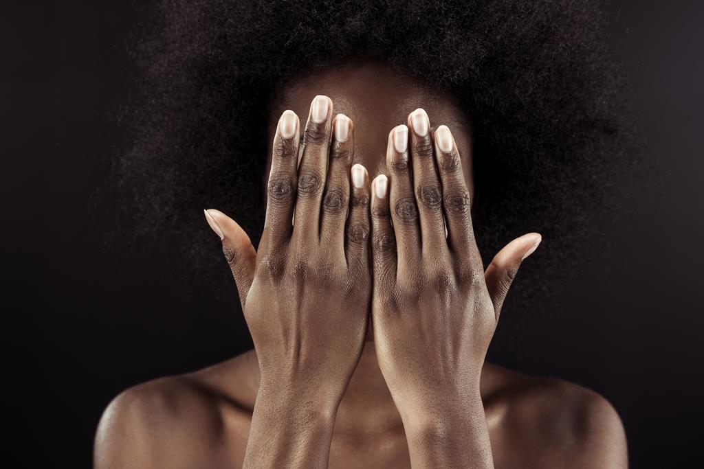 afrikai-amerikai nő, amely arcát kezével elszigetelt fekete - Fotó, kép