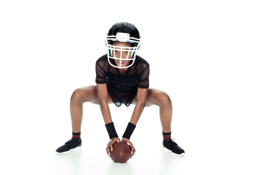 American-Football-Spielerin mit Ball in Startposition isoliert auf weiß - Foto, Bild