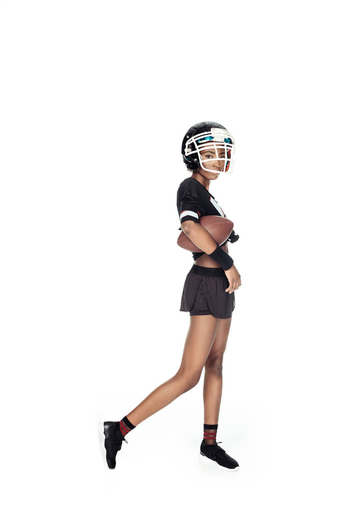 feminino jogador de futebol americano com bola e no capacete isolado no branco
 - Foto, Imagem