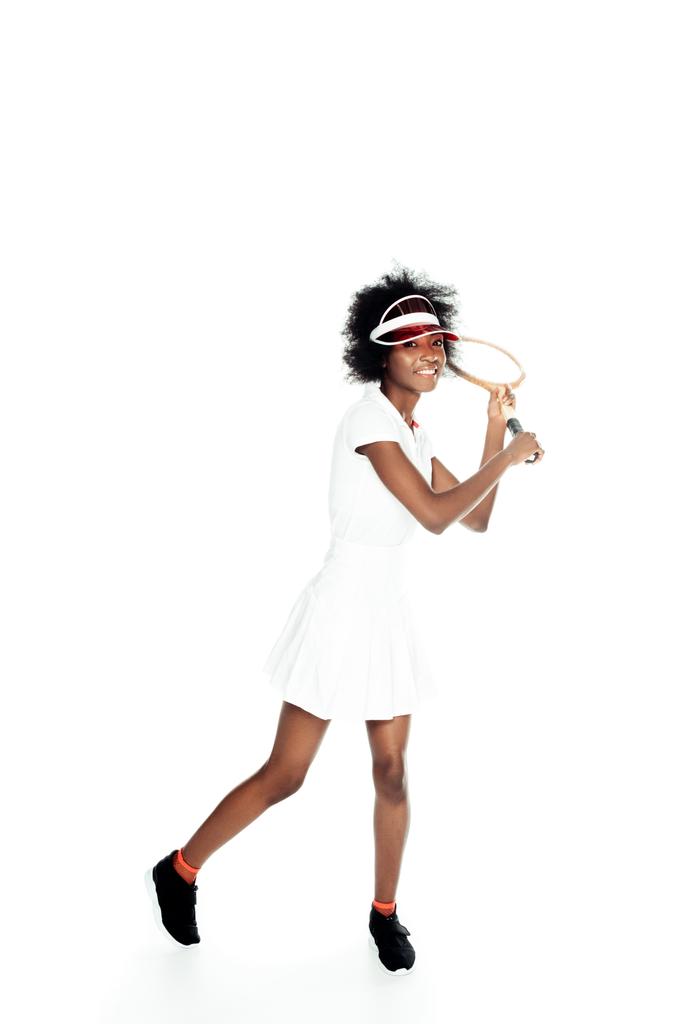 feliz joven jugadora de tenis preparándose para servir aislada en blanco
 - Foto, imagen