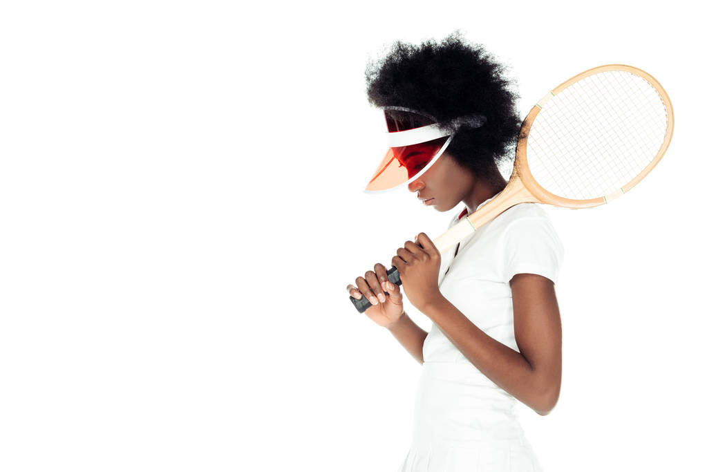 Μερική άποψη του λυπημένος γυναικείο τένις παίκτης με ρακέτα που απομονώνονται σε λευκό - Φωτογραφία, εικόνα