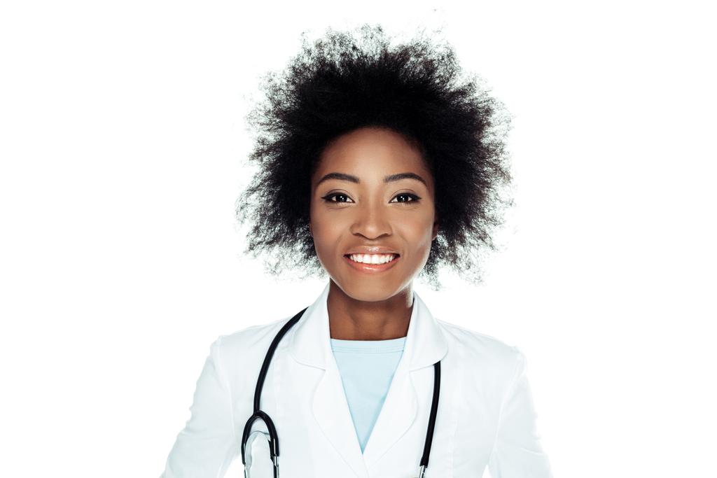 Крупный план портрета молодой женщины-врача, смотрящей в камеру, изолированную на белом
 - Фото, изображение