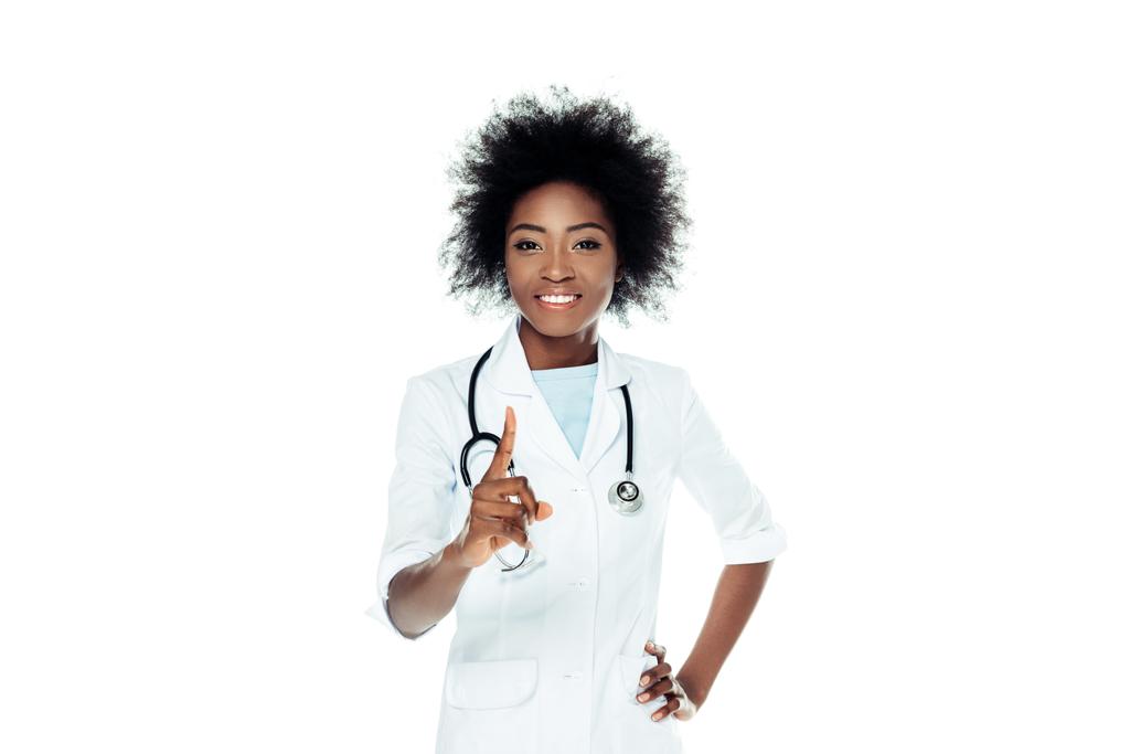 νεαρή γυναίκα γιατρό Εμφάνιση δείκτη απομονωθεί σε λευκό - Φωτογραφία, εικόνα