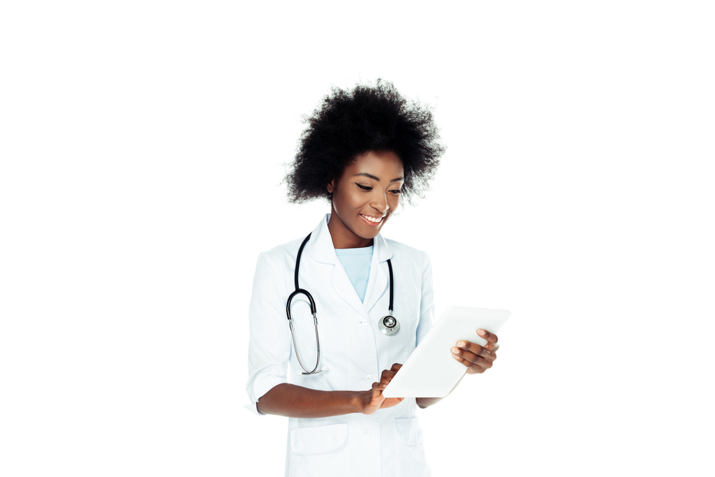 junge Ärztin mit Tablette isoliert auf weiß - Foto, Bild