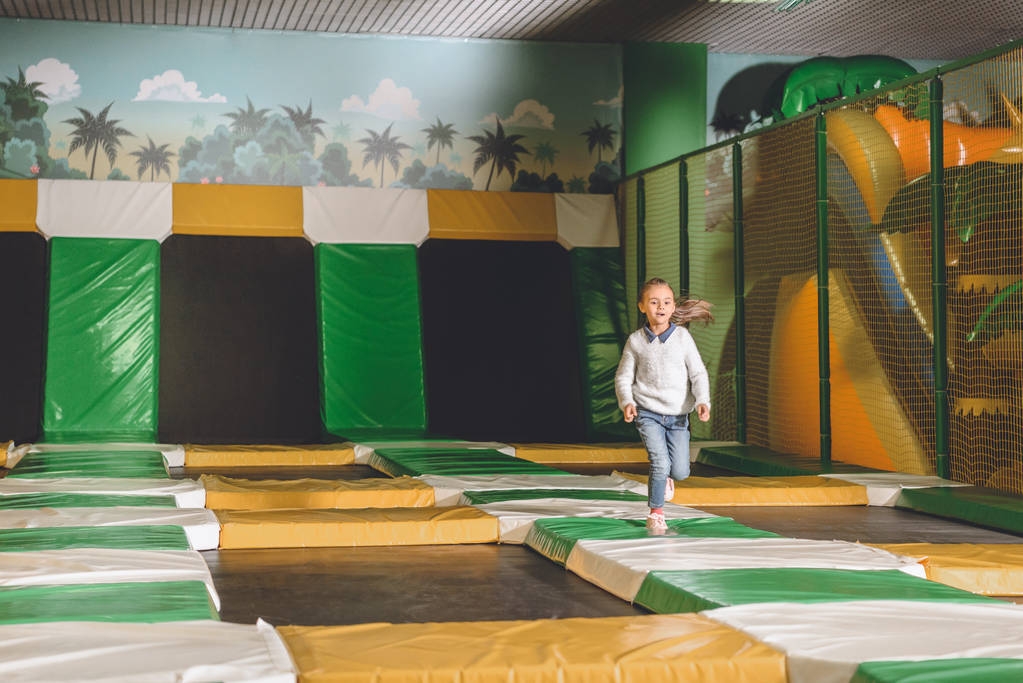 αξιολάτρευτο μικρό παιδί τρέχουν και παίζουν σε κέντρο διασκέδασης - Φωτογραφία, εικόνα