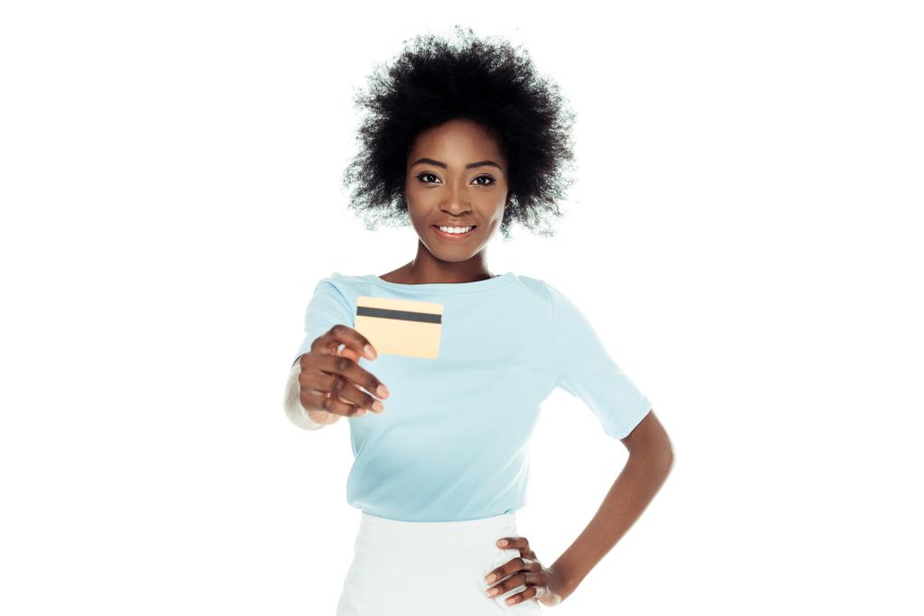 ευτυχισμένη γυναίκα δείχνει πιστωτικής κάρτας στο cameraisolated σε λευκό - Φωτογραφία, εικόνα