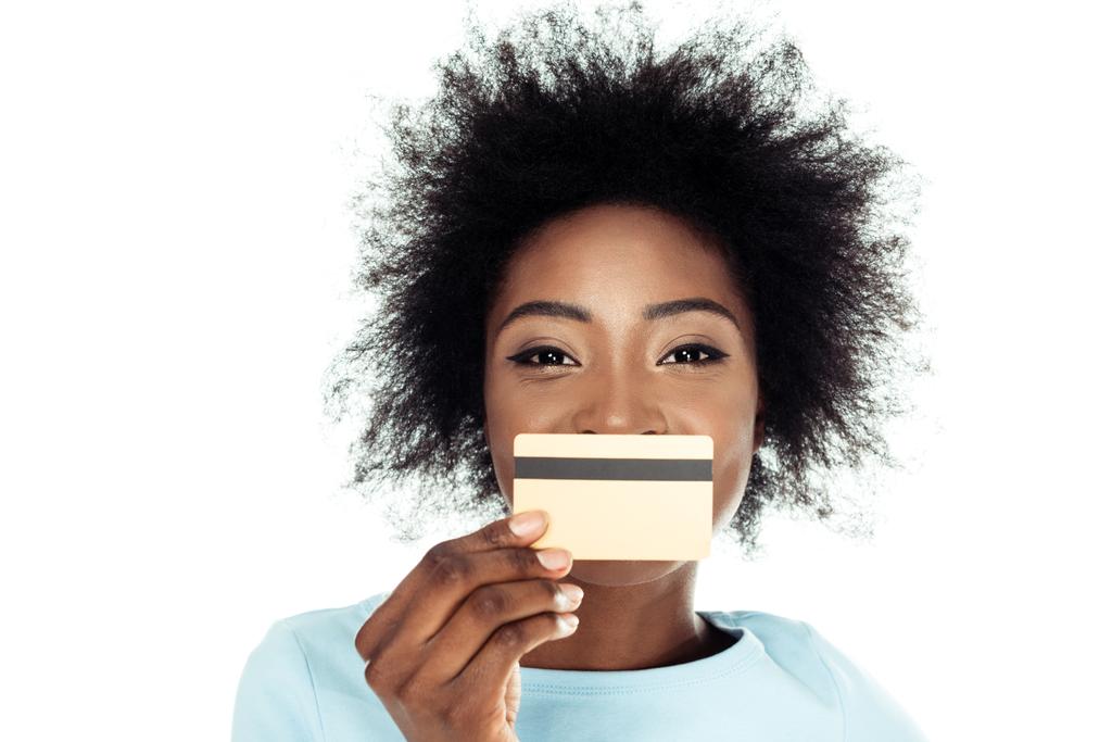 junge Frau mit goldener Kreditkarte vor dem Gesicht isoliert auf weiß - Foto, Bild