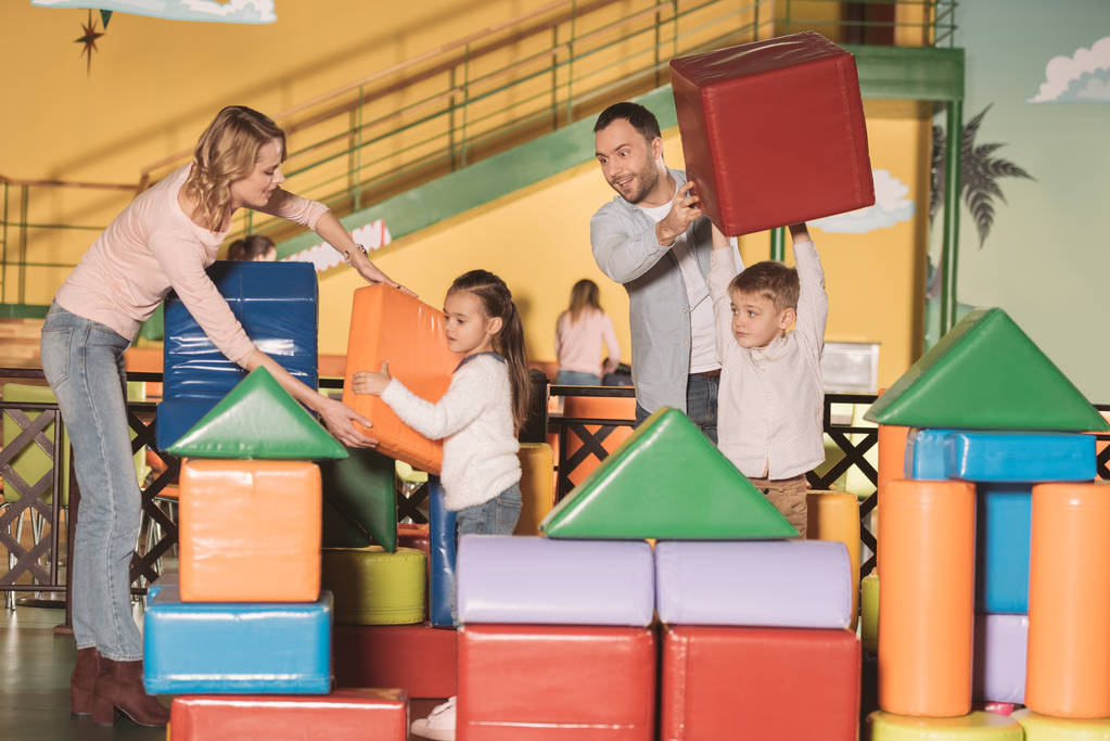 castillo de construcción familiar feliz con bloques de colores en el centro de entretenimiento
  - Foto, imagen