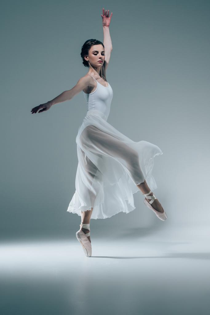 élégante ballerine en robe blanche dansant en studio
 - Photo, image