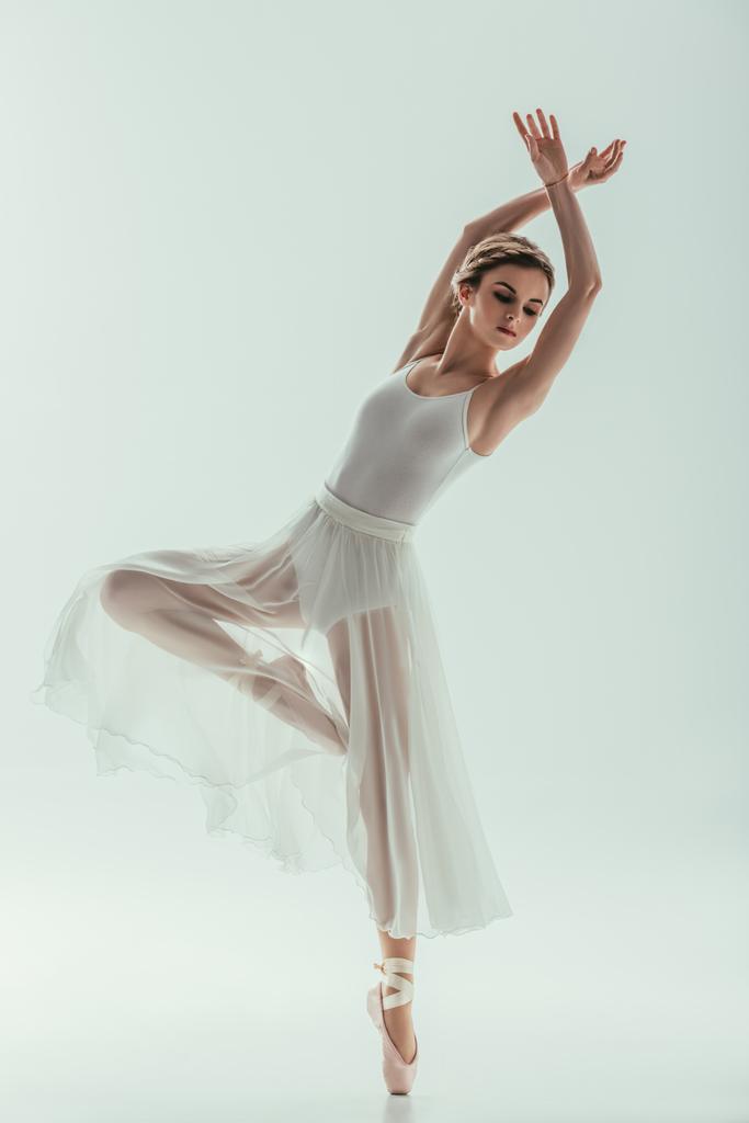 jonge elegante balletdanser in witte jurk, geïsoleerd op wit - Foto, afbeelding