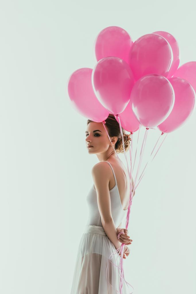 elegáns balerina, fehér ruhát rózsaszín léggömbök, elszigetelt fehér - Fotó, kép